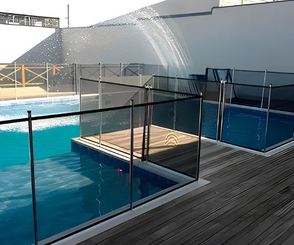 Cerca remov&iacute;vel para piscina, feita sob medida e com instala&ccedil;&atilde;o profissional. Prote&ccedil;&atilde;o para crian&ccedil;as e pets. Solicite seu or&ccedil;amento &agrave; Safety Pool.