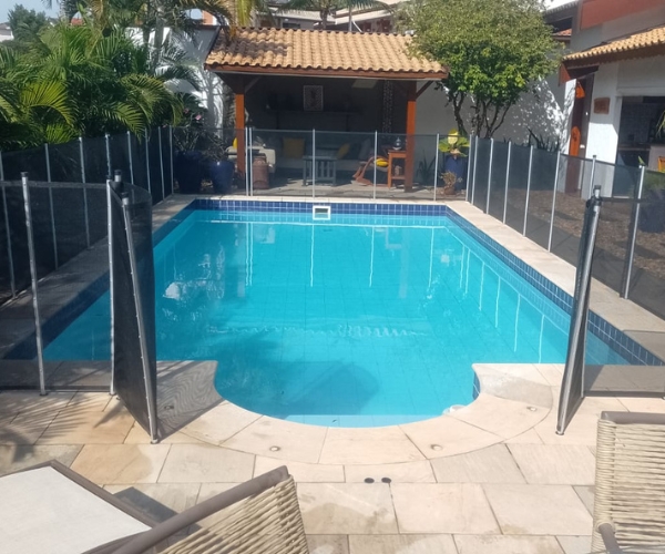 Cerca remov&iacute;vel para piscina, feita sob medida e com instala&ccedil;&atilde;o profissional. Prote&ccedil;&atilde;o para crian&ccedil;as e pets. Solicite seu or&ccedil;amento &agrave; Safety Pool.