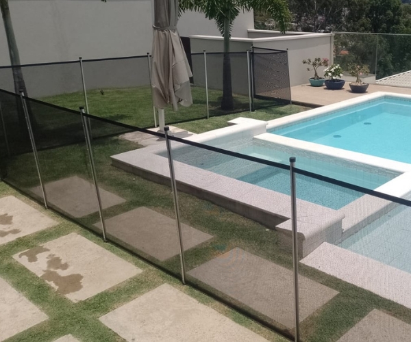 Cerca remov&iacute;vel para piscina, feita sob medida e com instala&ccedil;&atilde;o profissional. Prote&ccedil;&atilde;o para crian&ccedil;as e pets. Solicite seu or&ccedil;amento &agrave; Safety Pool.